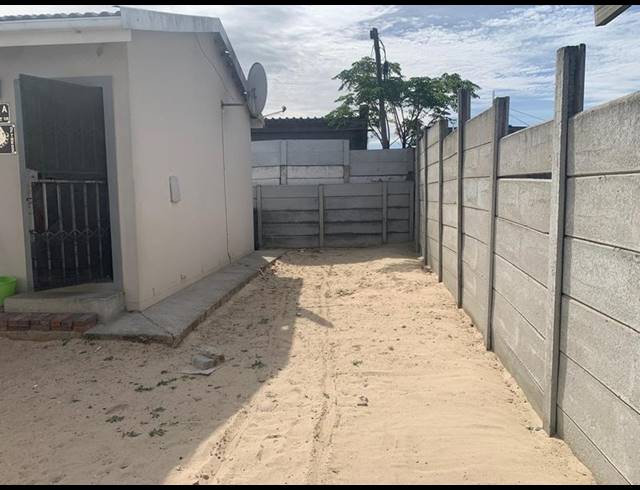 2 BEDROOM HOUSE FOR SALE IN MALIBU VILLAGE